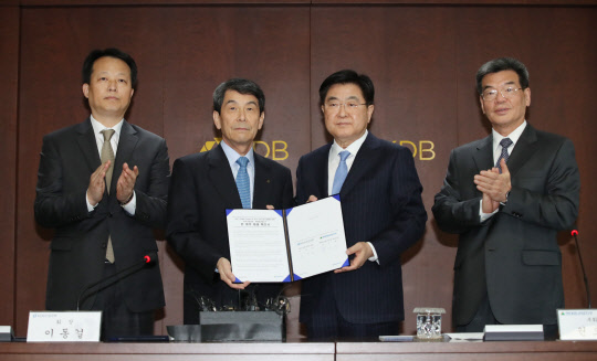 대우조선해양 민영화 본계약 체결식에서 최대현 KDB산업은행 기업금융부문 부행장(왼쪽부터), 이동걸 산업은행 회장, 권오갑 현대중공업지주 부회장, 가삼현 현대중공업 대표이사가 기념촬영을 하고 있는 모습. <연합뉴스>